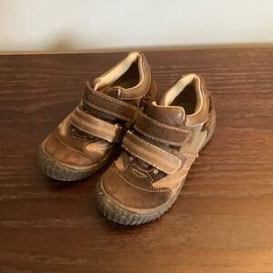 Boys size 13 BBX Velcro shoe